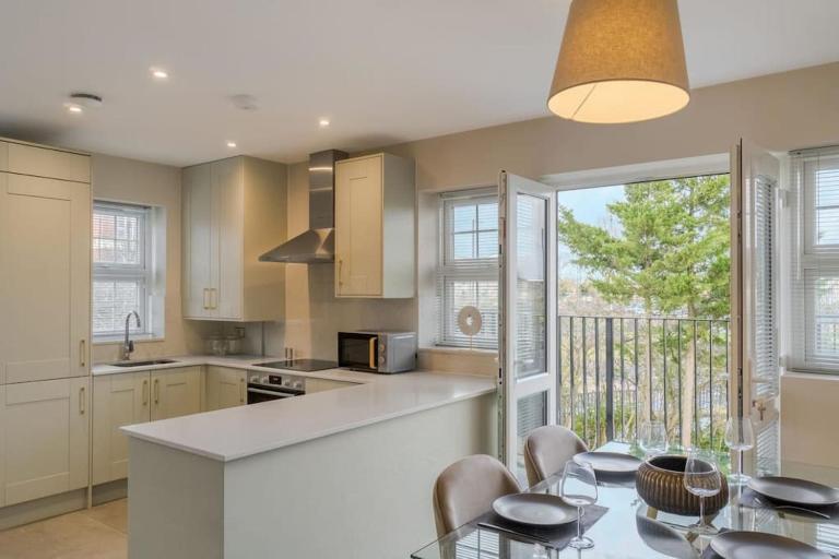 Stylish Windsor Getaway w Balcony - Free Parking - By Tempstay - B&B Windsor