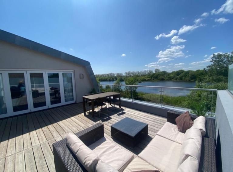 HM111 Penthouse Apartment with Lake View & free Spa Access- Lower Mill Estate Cotswolds - B&B Somerford Keynes