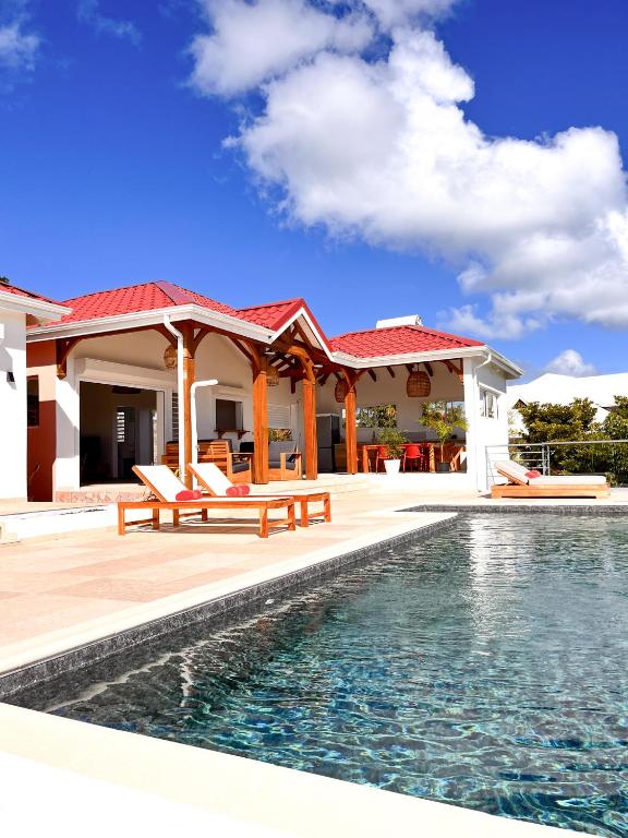 Résidence Les Raisins Clairs - Villas standing 4 étoiles , vue sur mer panoramique & piscine à débordement - B&B Saint-François