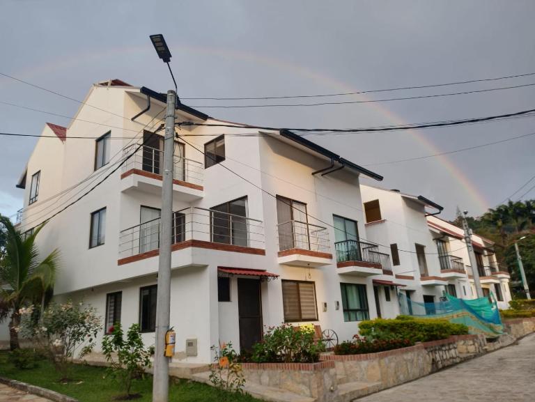 LA MESA CUND, APTO CONJUNTO GETSEMANI - B&B La Mesa