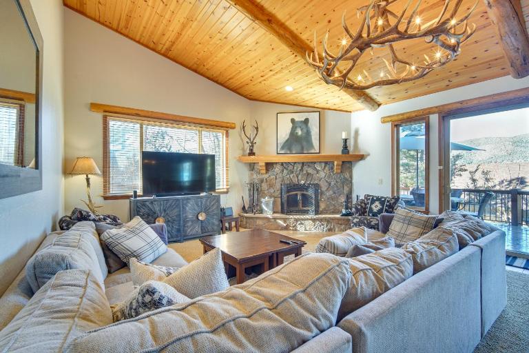 Big Bear Lake Cabin w/ Hot Tub & Gas Fire Pit! - Chambres d'hôtes Big Bear Lake