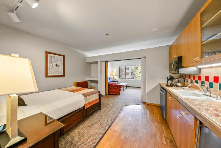 Palisades Tahoe Lodge Rentals Studio #246 - B&B Olympic Valley
