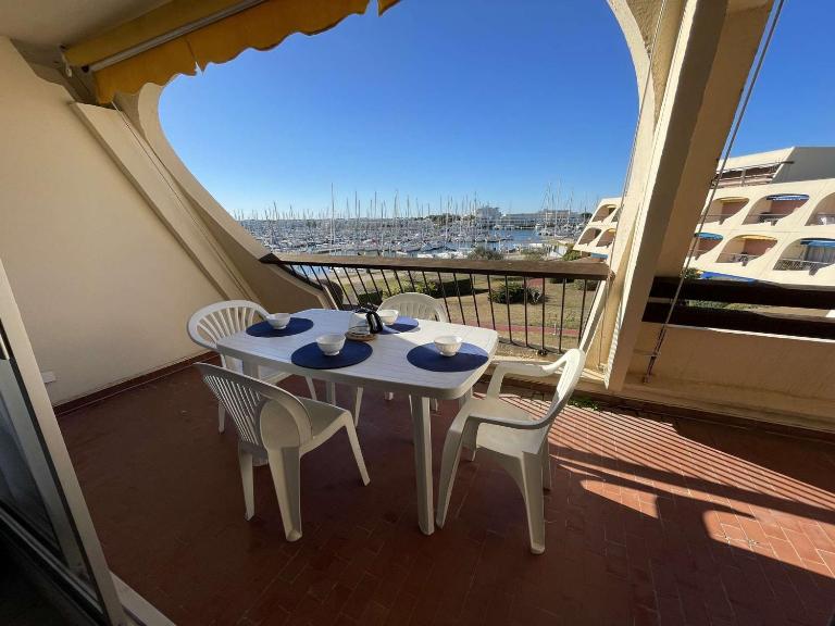Studio cabine pour 4 avec piscine et parking à Port Camargue - FR-1-250-207 - Chambres d'hôtes Le Grau-du-Roi