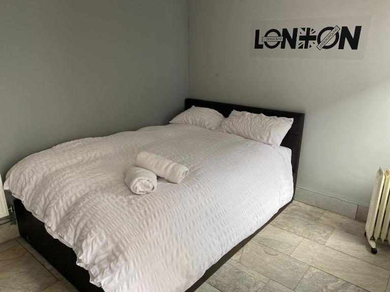 Luxurious En-suite Soft Water Air Conditioning TV RIPPLE - B&B London