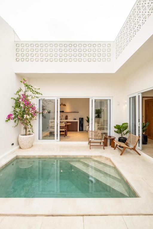 Tropical 2BR Villa at Berawa Canggu I Pool I Enclosed living room - B&B Canggu