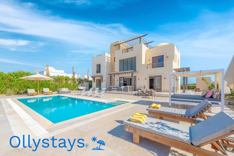Ollystays Luxury 4BR, Heated Pool Villa, Ancient Sands! Kite Surfing Haven - Ferienwohnung Hurghada