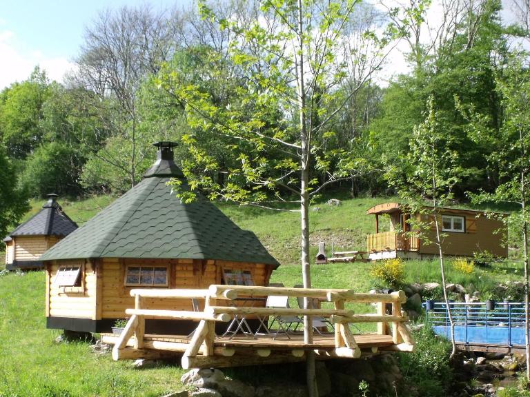 Escapade Romantique: Cabane avec Terrasse Panoramique, Poêle à Bois et Éclairage Multicolore - FR-1-589-441 - B&B Ferdrupt