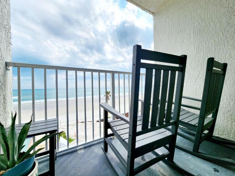 Purple Reign: A Chic, Romantic Oceanfront Getaway - Sleeps 4 - Ferienwohnung Daytona Beach