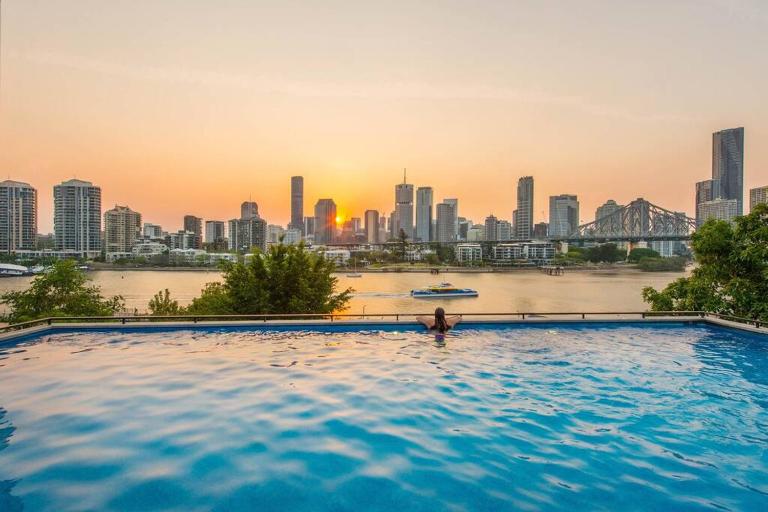 Fab! ~ Skyline City, Water + Story Bridge Views - B&B Brisbane