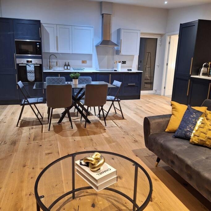 Home at Highgrove - Private Garden & Parking - B&B Reading