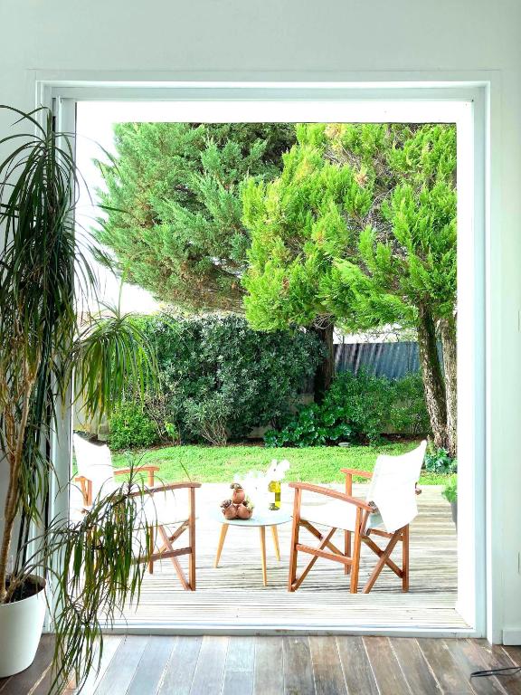 MAISON CENTRE VILLE AVEC JARDIN , TERRASSE, et GARAGE VELOS - B&B La Rochelle
