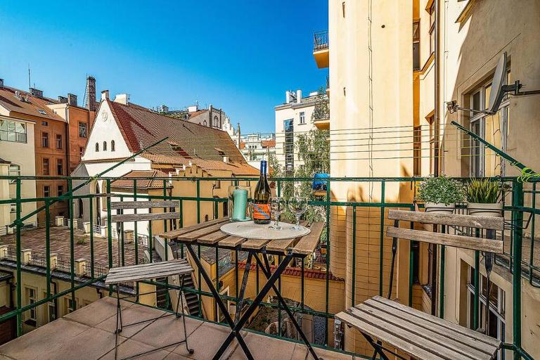 Charming Apartment with Balcony in Pařížská street - B&B Prague
