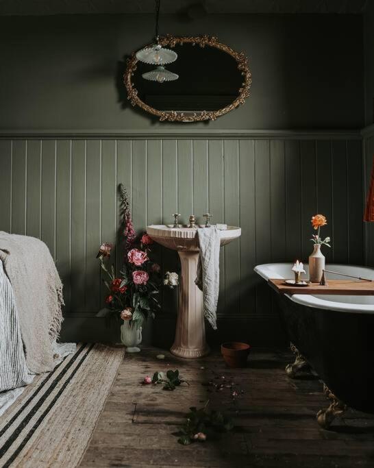 The Post Office Waratah - Luxury Wilderness Escape - Bed and Breakfast Waratah