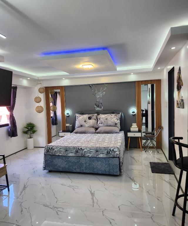 Condo Azur Suites B207 near Airport, Netflix, Stylish, Cozy with swimming pool - B&B Lapu-Lapu City