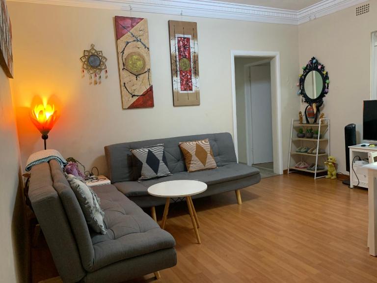2 bedroom small unit 1 minute walk to shopping centre NO PARKING SLOT NO LIFT - B&B Wollongong