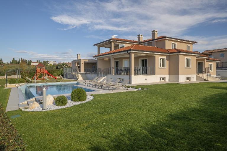 Villa Silvia for 10 people with infinity pool and large playground - B&B Babići