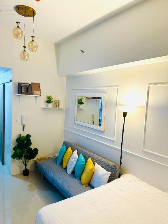 Mid-Century Extent Condo Unit @ Shore 2, MOA - Bed and Breakfast Manilla