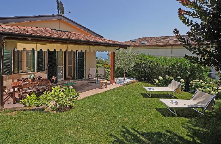 Villa Daniela con giardino privato recintato e barbecue, vicino alla spiaggia - B&B San Felice del Benaco