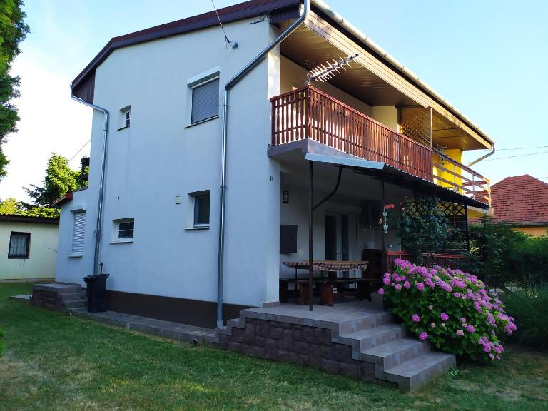 Emília apartman - B&B Balatonszemes