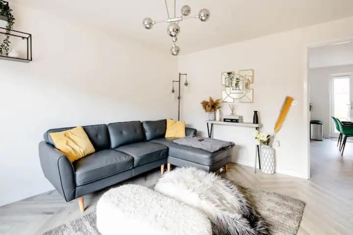 Stunning Private room in a Home - TV, Bathroom & Parking! - B&B Manchester