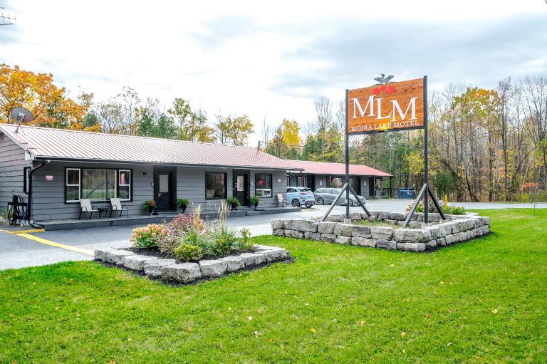 Moira Lake Motel - B&B Madoc