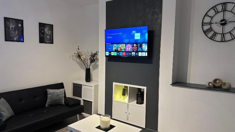 Modern 2 Bed near Turf Moor Football Stadium, Parks, Canal and Lake - Chambres d'hôtes Burnley