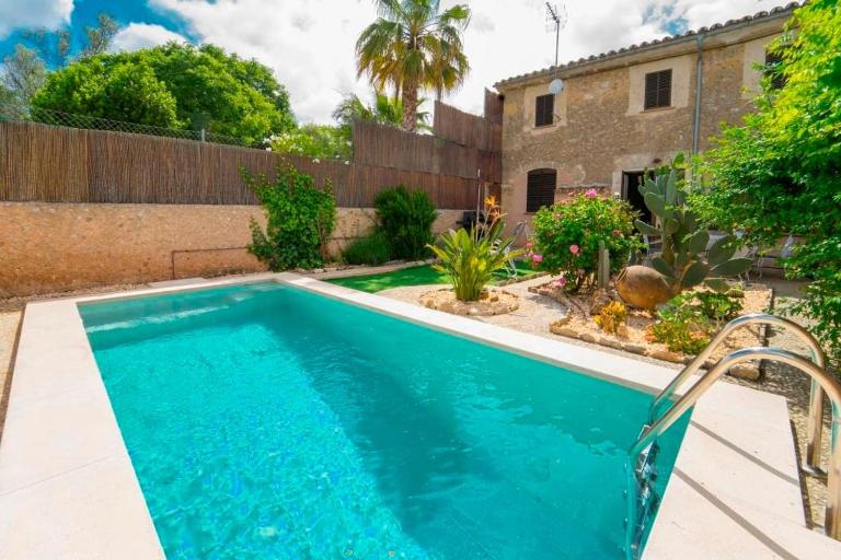 Typical old Majorcan house with a private pool - B&B Biniali