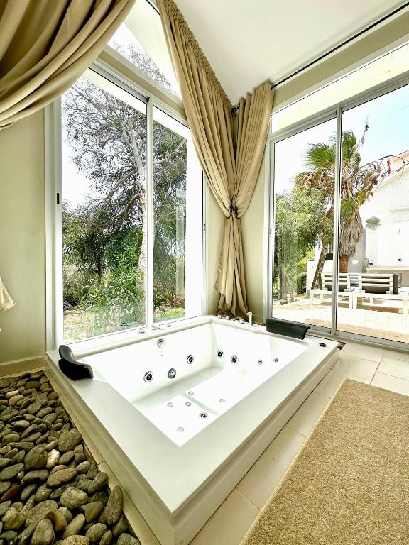 L'Amina - Peaceful 1BR Retreat with Cold Jacuzzi - B&B Tangeri