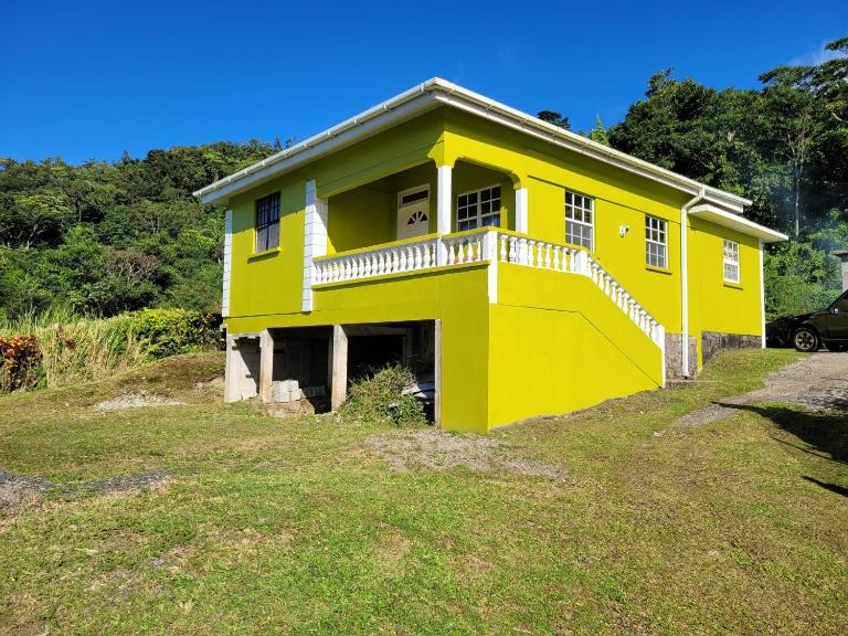 Tim's & Mag's Home Stay - Bed and Breakfast Roseau