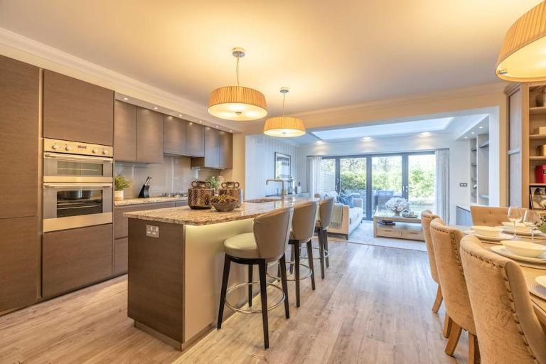 Elegant 4-Bed Home,Private Garden,Parking - By Tempstay - Chambres d'hôtes Virginia Water