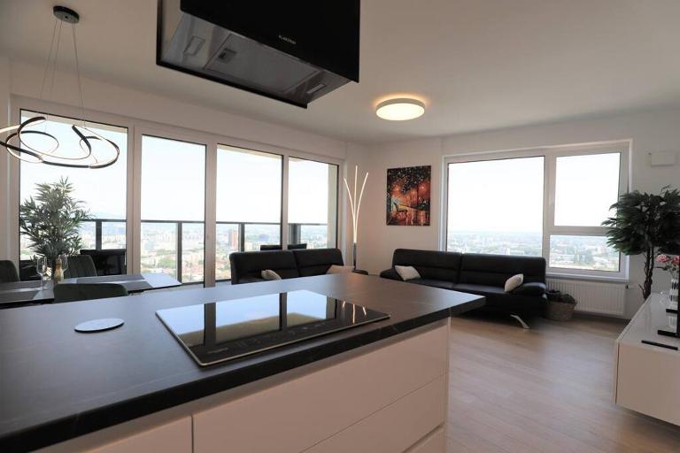 City view from 30. floor, parking price included - B&B Čunovo
