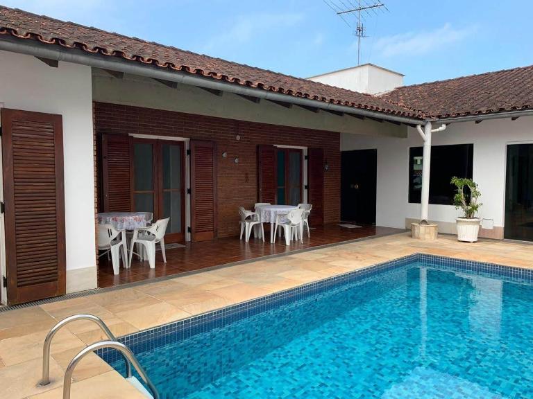 4 SUITES, AR COND TV, INTERNET, PISCINA,150 MTS PRAIA! Aceitamos Pet! - B&B Guarujá