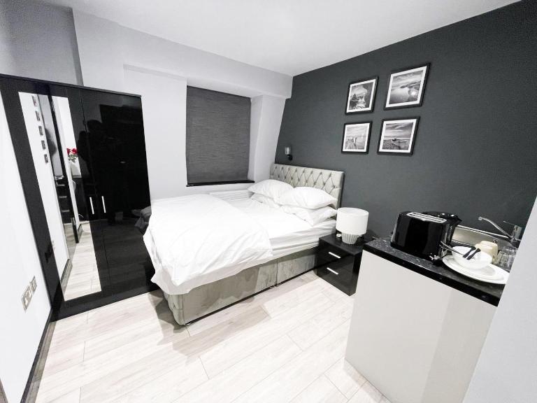 Private Family and Business Rooms Harrow Fast WiFi - B&B Pinner