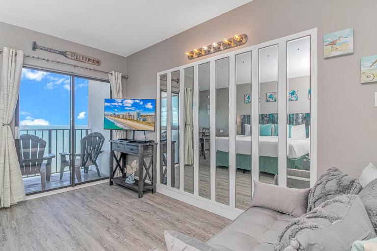 Nicely Updated Direct Ocean Front Studio with Panoramic Views Palace Resort 2101 - Bed and Breakfast Myrtle Beach