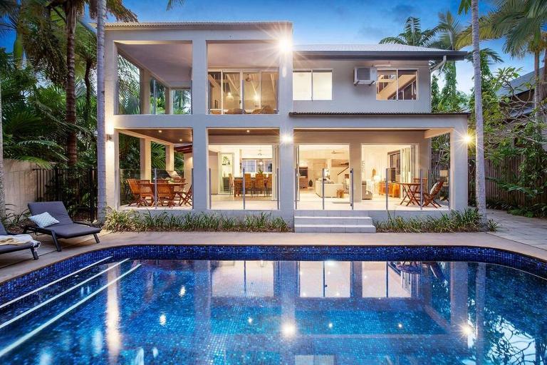Indirah on the Beach - a spacious Beachfront home - B&B Port Douglas