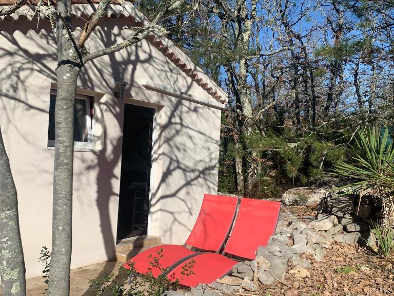 Le Mazet, studio climatisé avec accès piscine - B&B Saint-Alban-Auriolles