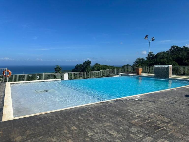 2 bed bungalow en-suite, with pool & gym - Chambres d'hôtes Ocho Rios