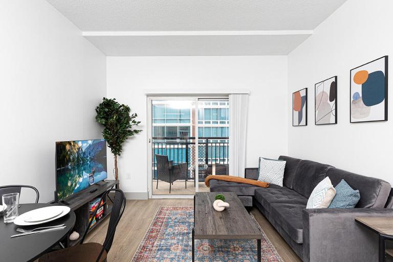 The Hornet - Cozy and Spacious 3BR - Free Parking - Views - 2 Mins to Stadium - B&B Charlotte