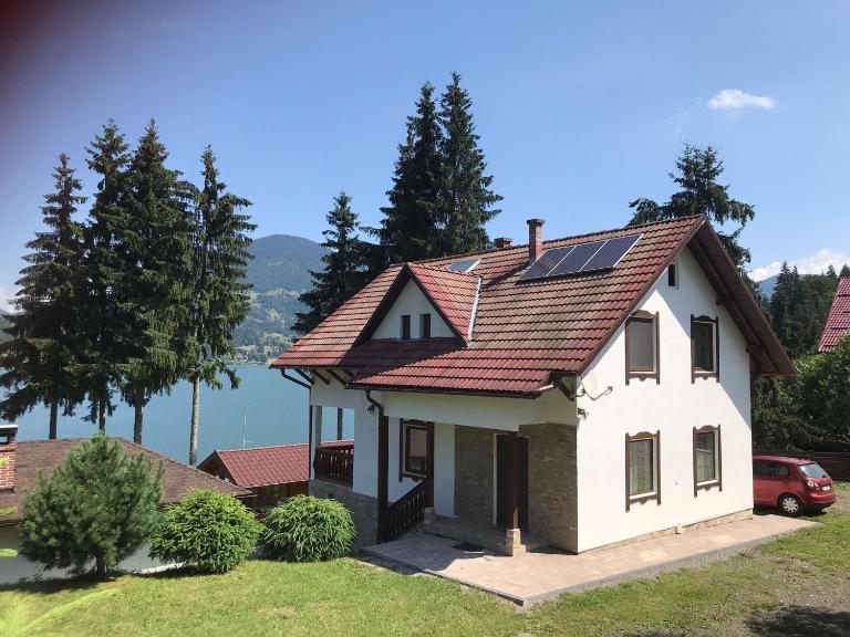 CASUTA LANGA LAC - B&B Colibița
