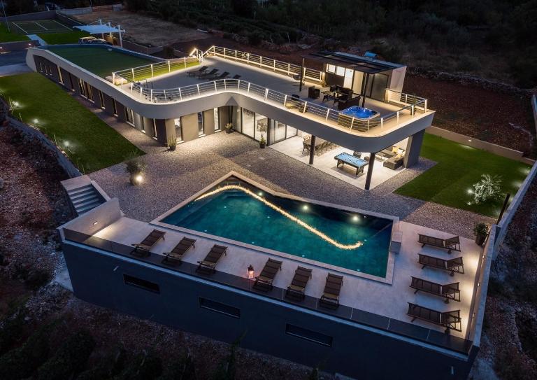 Luxury Villa Madre with 5 en-suite bedrooms, heated 72sqm Mineral pool, Whirlpool, outdoor Gym, Playground - Bed and Breakfast Zmijavci