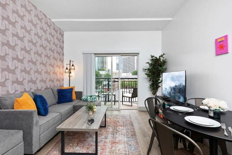 Stylish 4 Bed - 2 Mins to Stadium - Free Parking - Gym - Views - B&B Charlotte