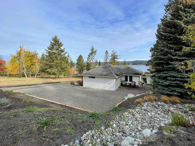 Cottage on the Bay- Hot Tub, Beach, Dock, Kayaks - B&B Sequim