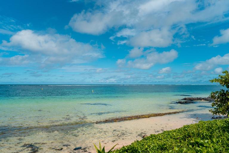 Stunning Belle Mare Beachfront Apartment - Bed and Breakfast Belle Mare