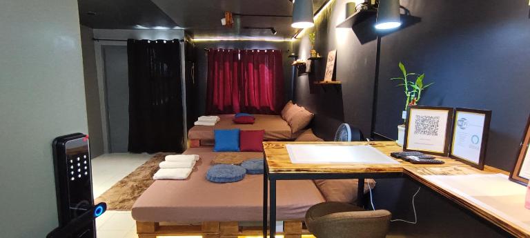 EL MEIR STAYCATION SMART CINEMA CABIN BESIDE ENCHANTED KiNGDOM - B&B Santa Rosa