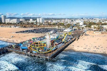 2 Santa Monica Beach Walking - B&B Los Angeles