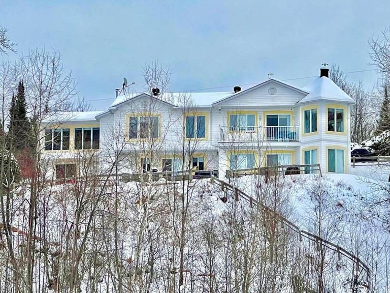 Full Chalet - 6 Bdrm Private / Beachfront / Kayaks - Chambres d'hôtes Ferme-Neuve