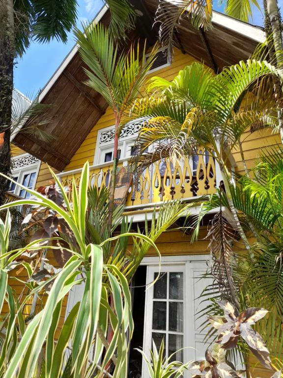 Charming Yellow Houses Loft-style apartment - Bed and Breakfast Bocas del Toro