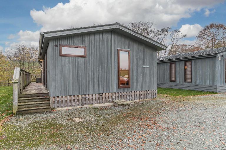 Family friendly, lovely Lakeland lodge with private parking and a patio - B&B Hawkshead