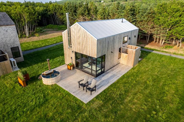 Spruce - Luxury Oceanview Cottage with Hot Tub & Private Beach Access near Cabot Trail - B&B Margaree Harbour