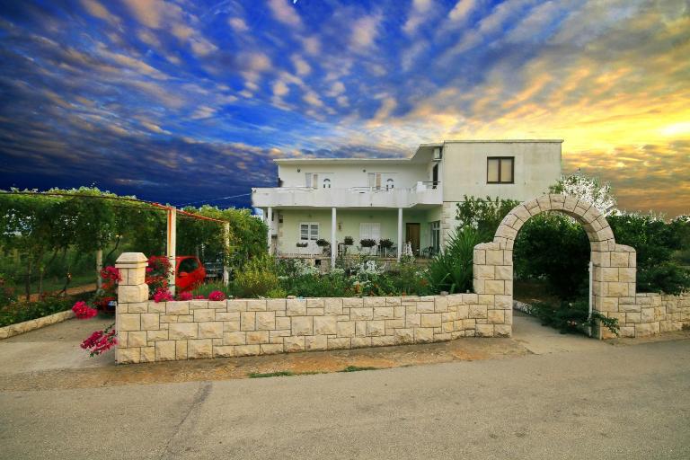 Apartments Orest - B&B Sućuraj